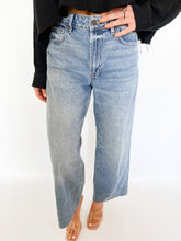 Load image into Gallery viewer, THE BOYFRIEND JEANS
